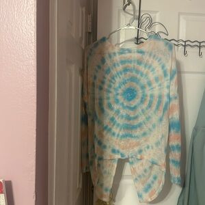 Very soft, fun, long sleeve vintage Havana tie-dyed button back detail shirt